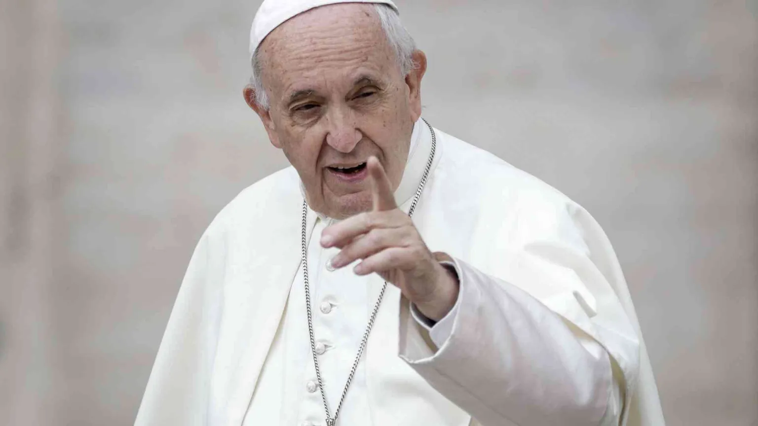 Il Papa: chi sfrutta i migranti ne risponderà a Dio