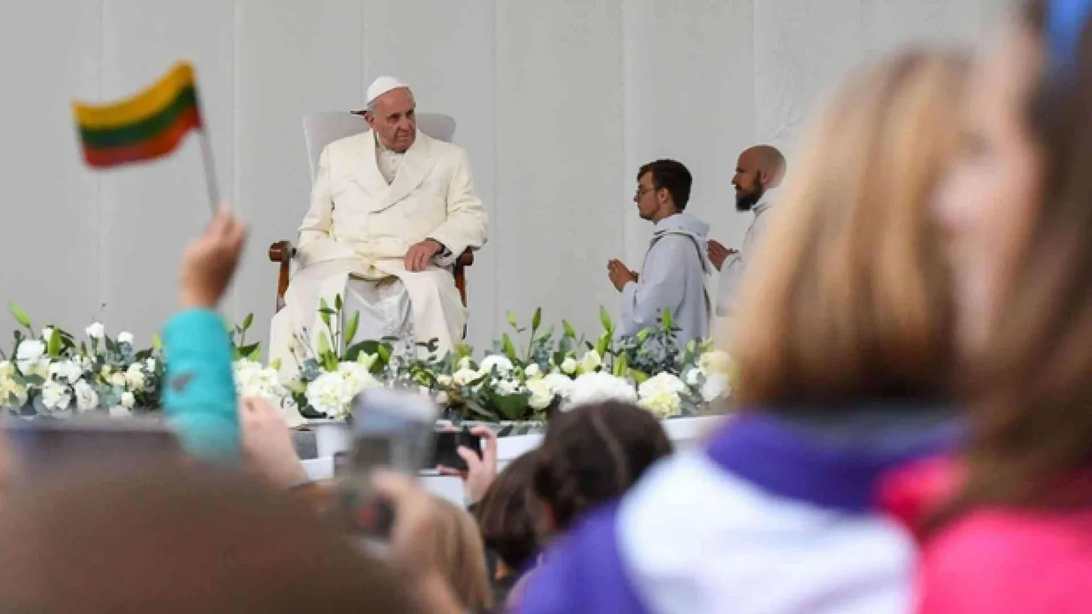 Il Papa in Lituania: «Ospitalità verso giovani, stranieri, poveri»