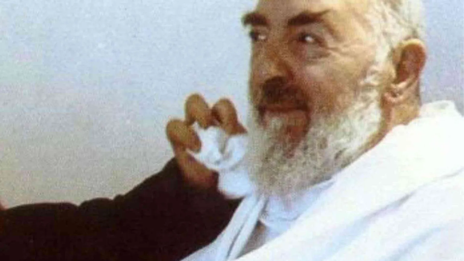 Padre Maurizio: quando baciai le ferite, mi disse «Guagliò, mi fai male»