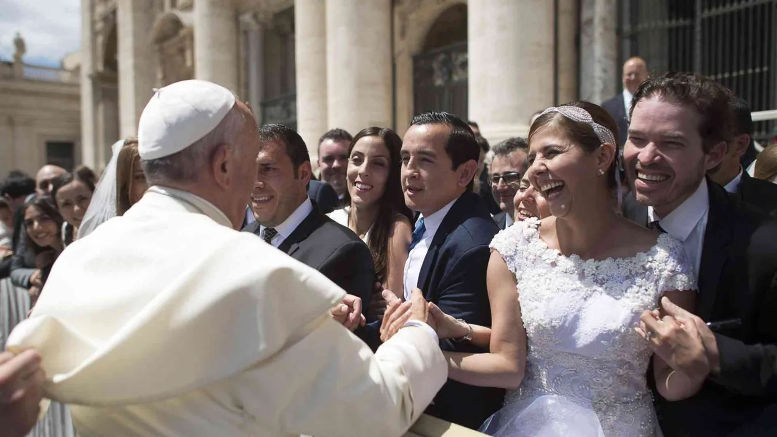 Francesco: la pastorale si apra anche alle coppie di conviventi