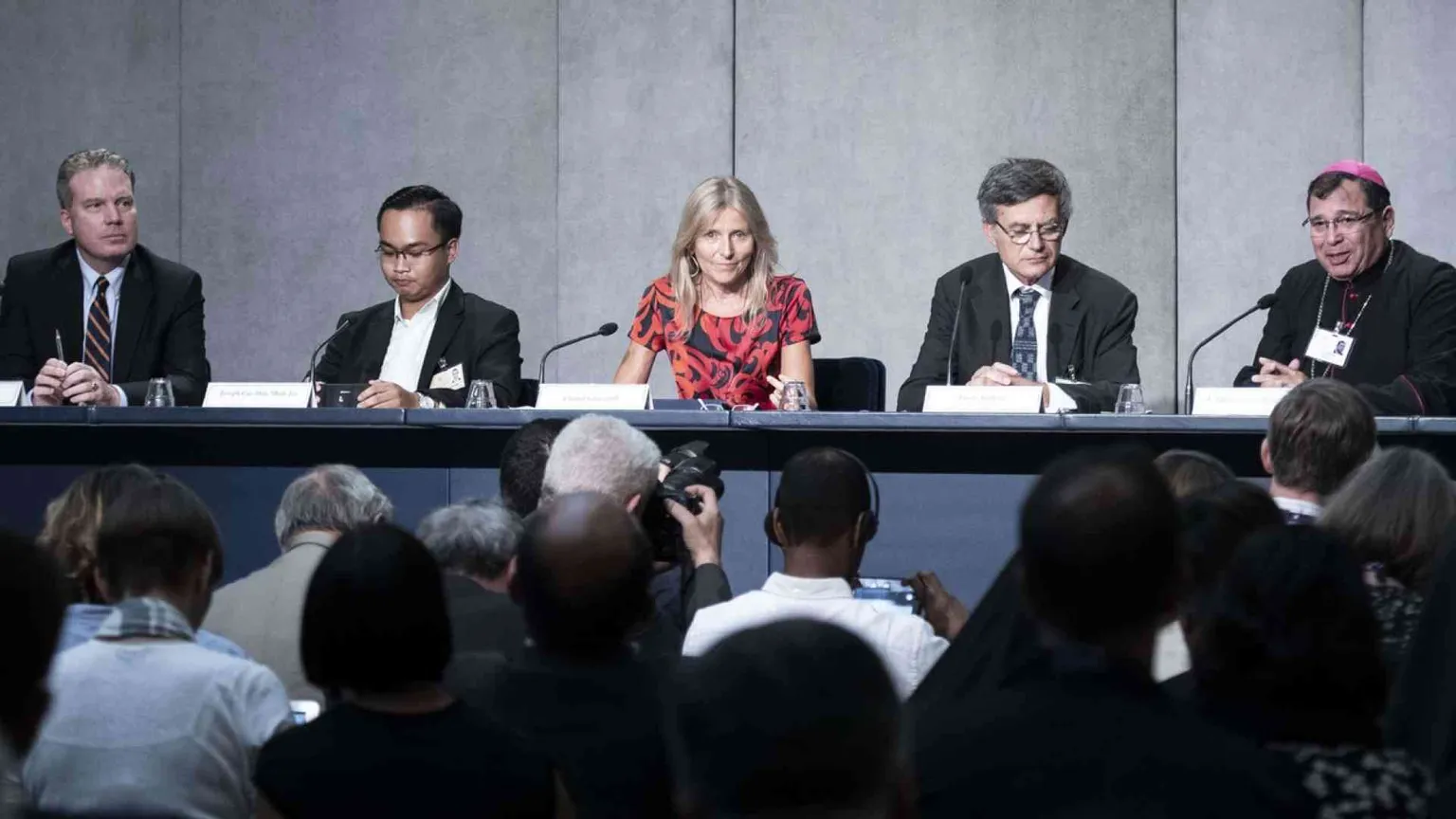 Famiglia, sessualità e migranti nel primo giorno del Sinodo sui giovani