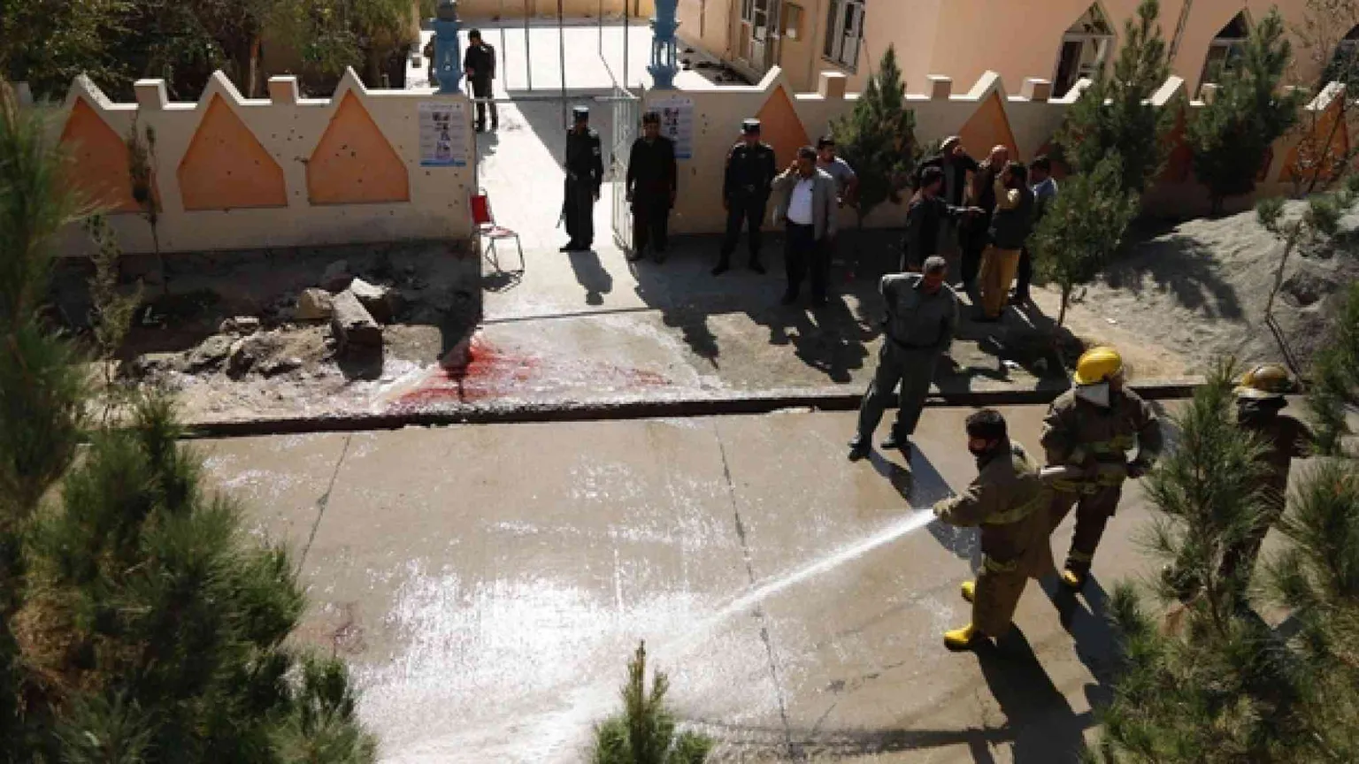 Il voto in Afghanistan finisce nel sangue: bombe ai seggi, «67 morti»