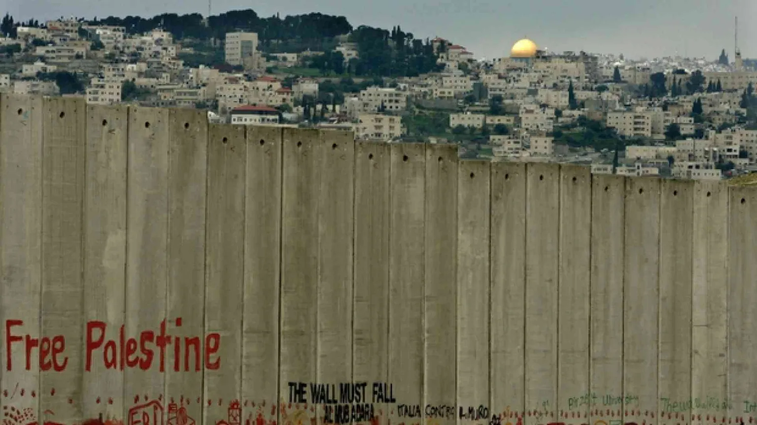Ramallah, il fuoco oltre il muro. Dove la vita resta tagliata a metà