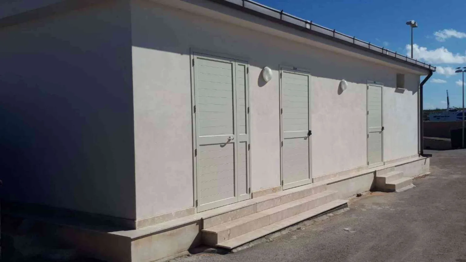 A Lampedusa bagni a norma, ma chiusi: manca l'appalto pulizie