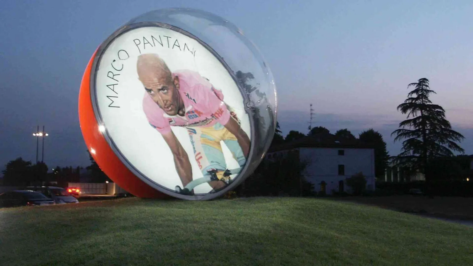 Da Pantani e Ronaldo: giro del mondo tra i monumenti ai campioni