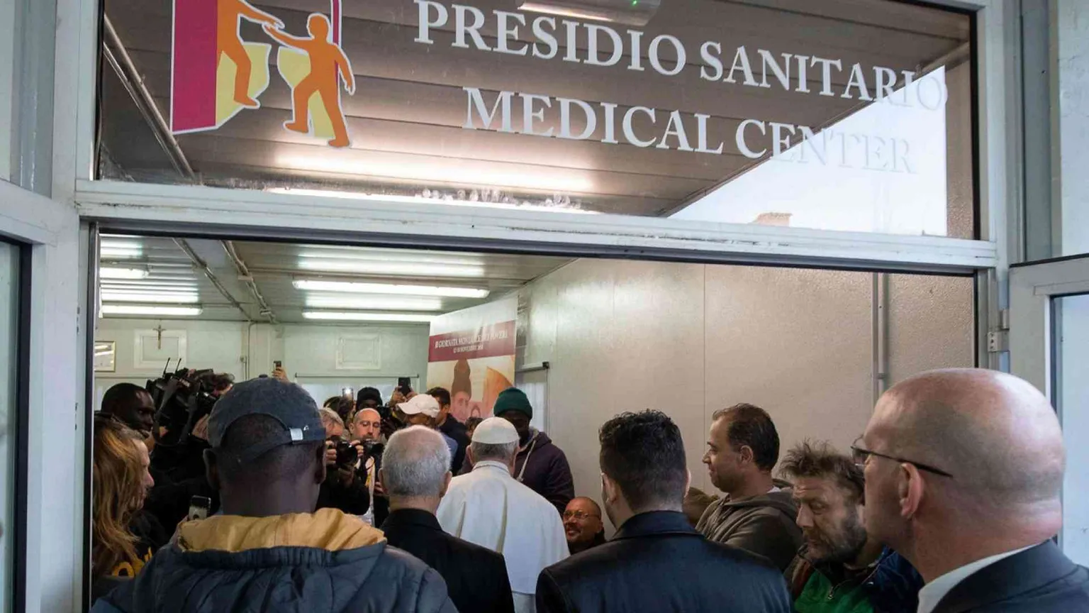 Papa Francesco al presidio sanitario in piazza San Pietro