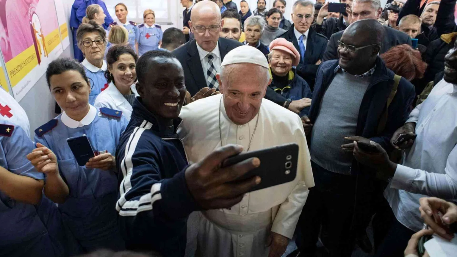 La Giornata dei poveri: la Messa in San Pietro e il pranzo con il Papa