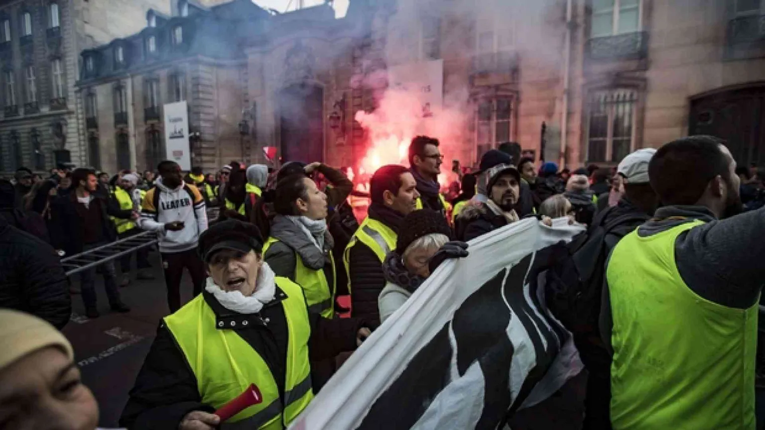 I «gilet gialli» bloccano la Francia contro il caro benzina. Un morto
