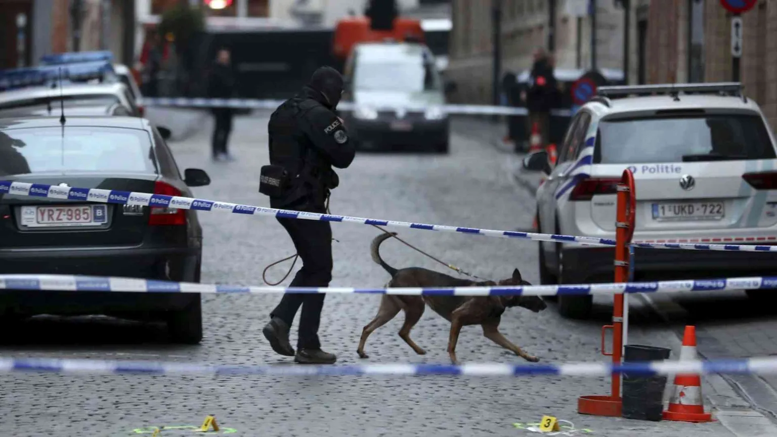 Urla Allah Akbar e accoltella poliziotto