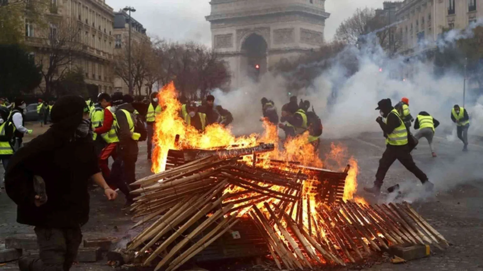 Scontri sugli Champs Elysées: oltre 100 feriti, 270 gilet gialli fermati