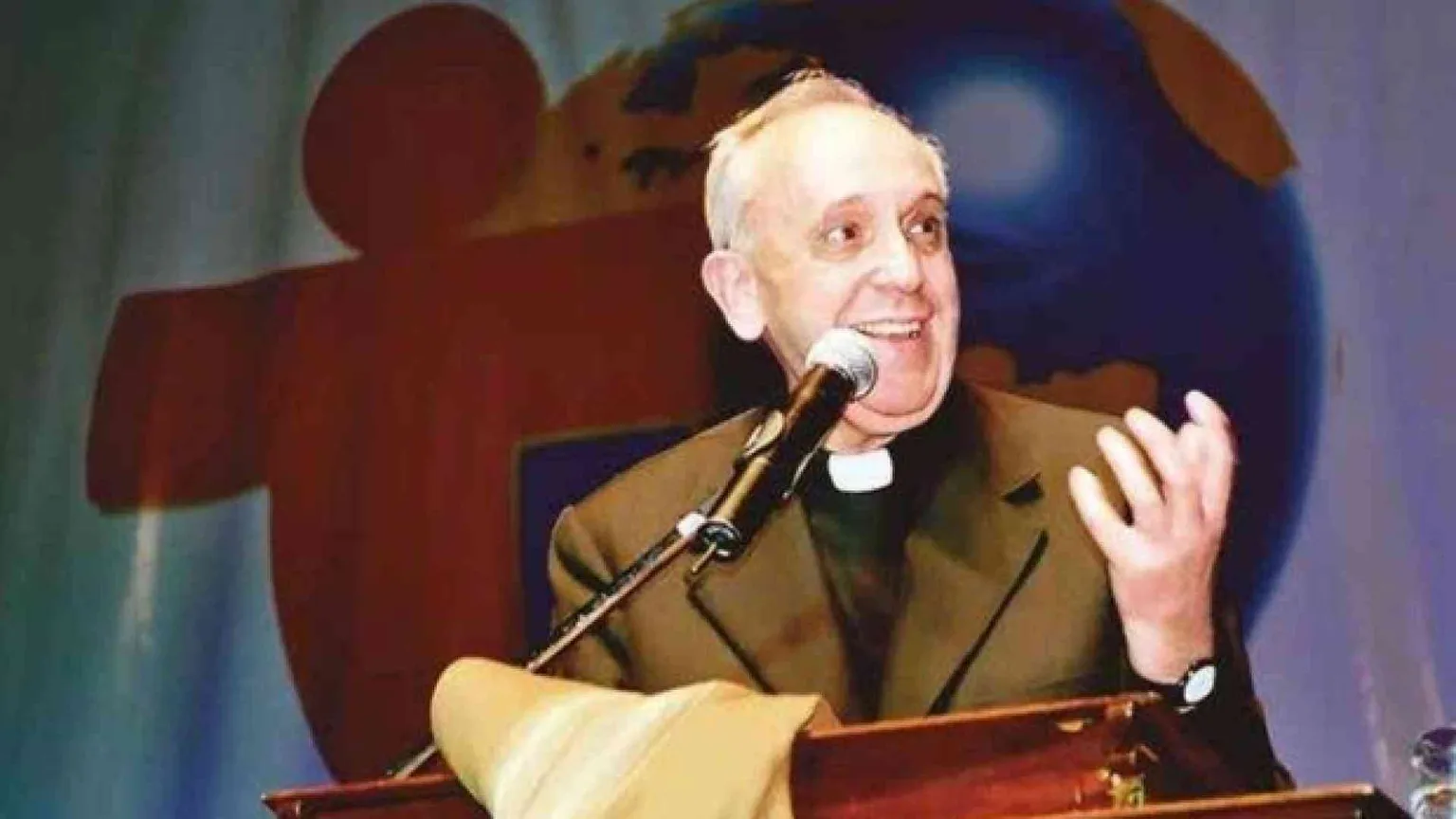 Chi era Bergoglio prima di diventare papa Francesco? Ce lo spiega una mostra