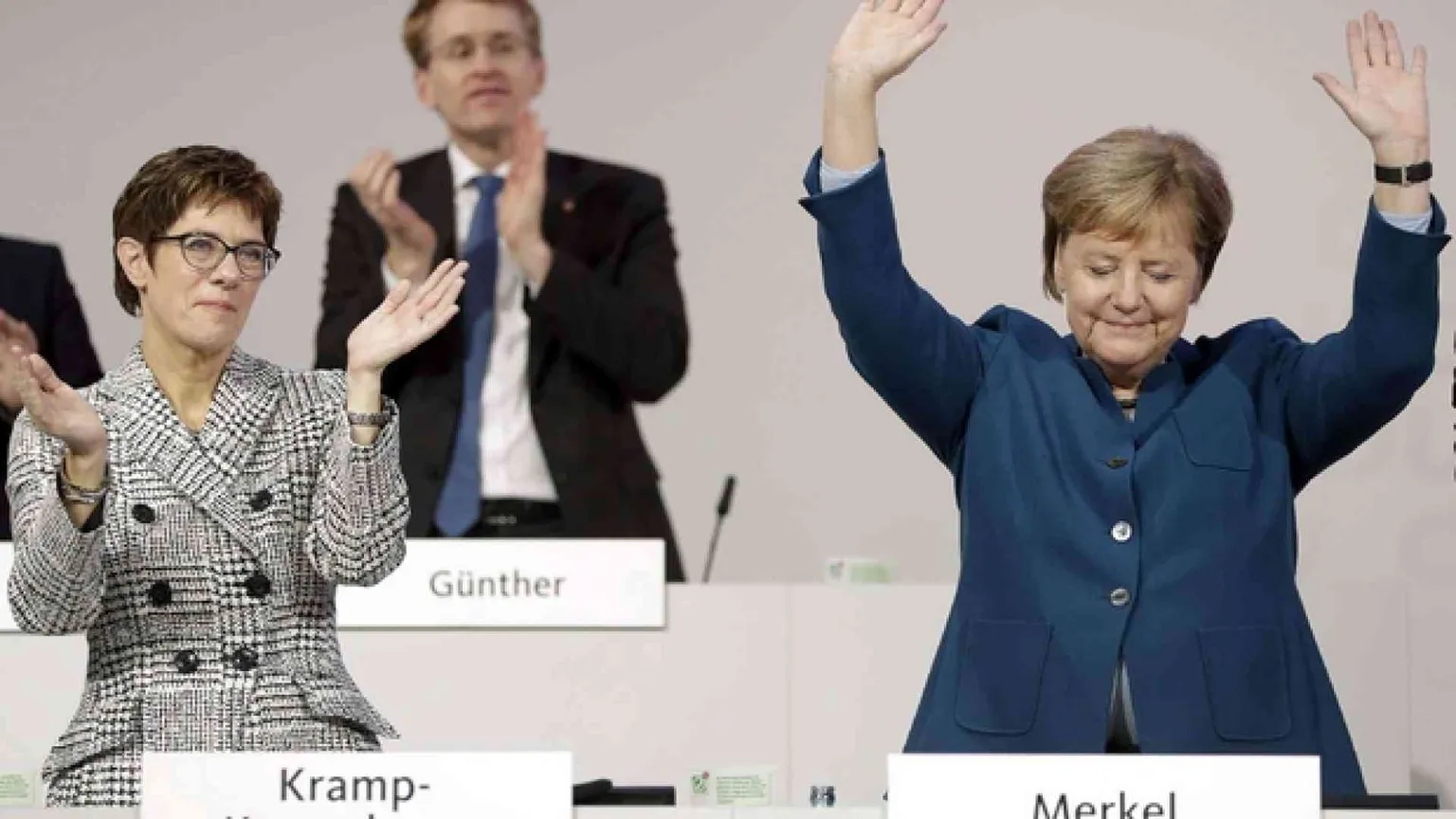 Cdu, la «delfina» di Merkel la spunta per la presidenza