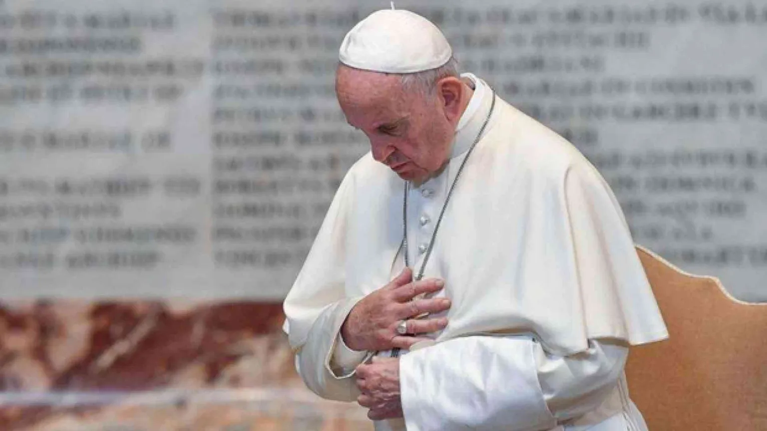 Francesco: la preghiera è la vittoria sulla solitudine e sulla disperazione