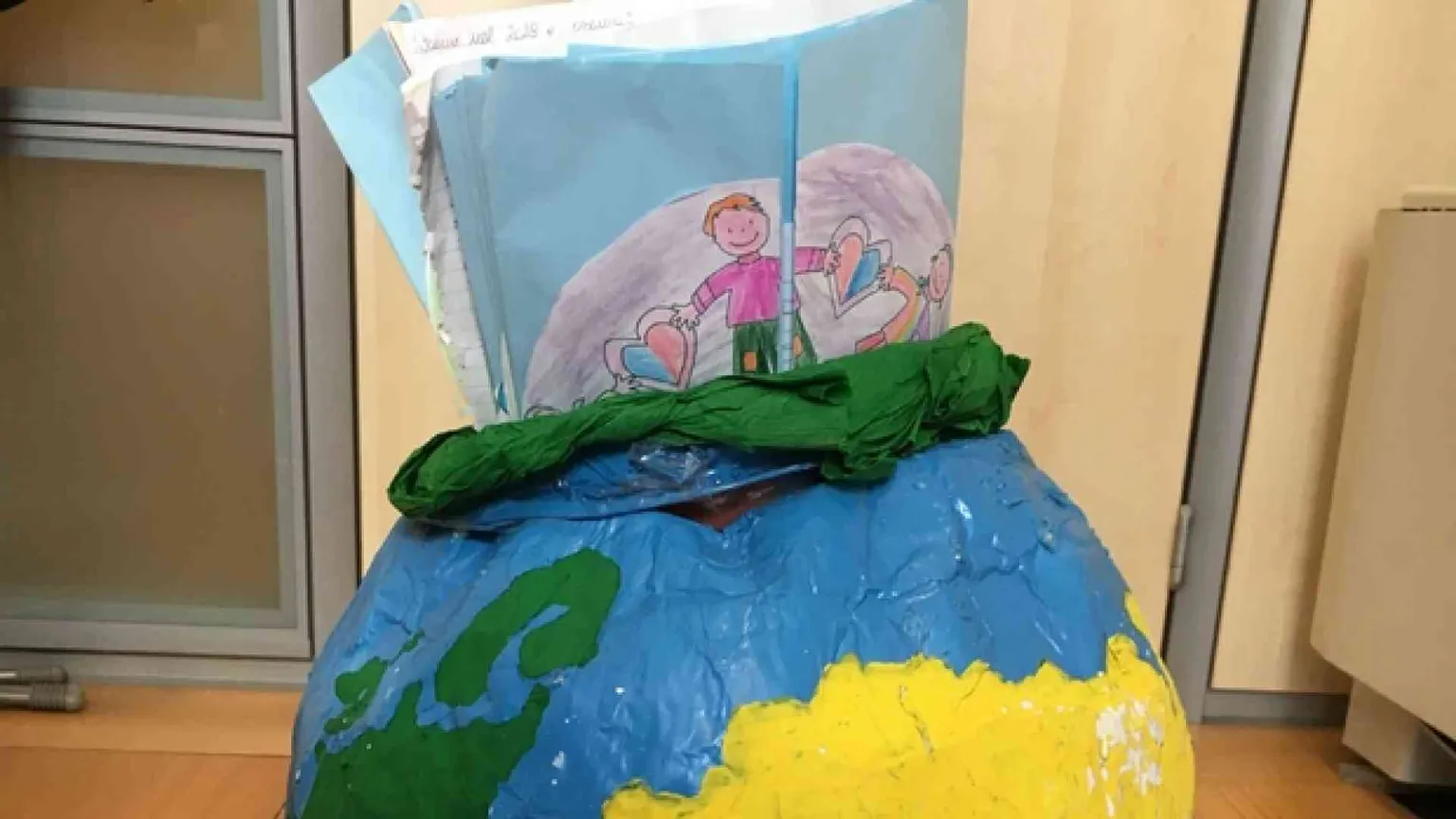 I bambini scrivono ai loro coetanei migranti del Cara: «Non siete soli»