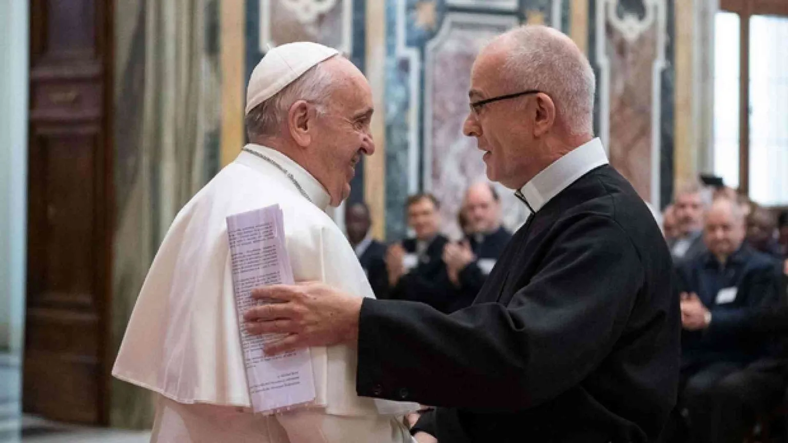 Francesco: la teologia morale non esiti a "sporcarsi le mani"