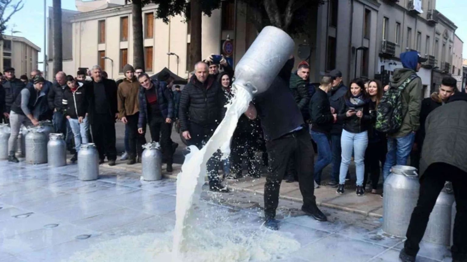 Sardegna, il governo piange sul latte versato