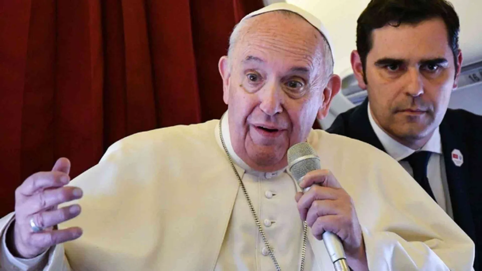 Il Papa in volo: «Chi alza muri ne resta prigioniero»