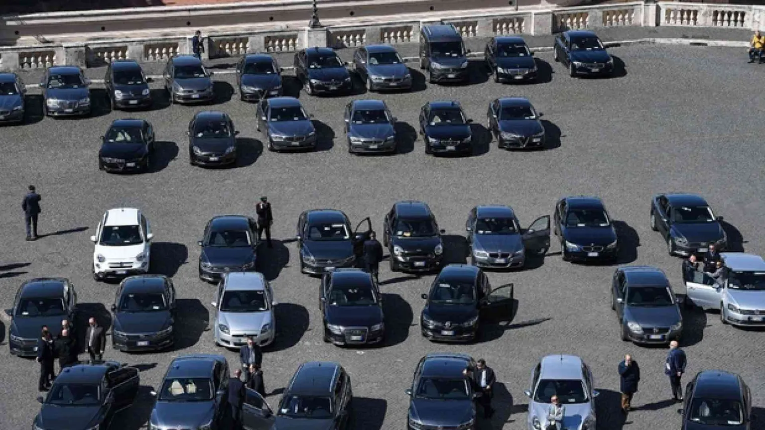 Il maxi bando per le auto blu. Di Maio tenta la retromarcia