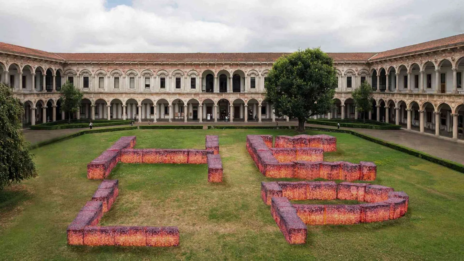 «Help»: a Milano 5 milioni di tappi di plastica per salvare la Terra