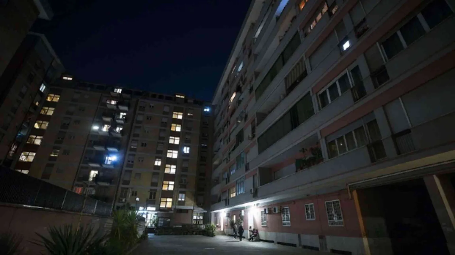 Assedio ai rom per una casa. «Li vogliamo vedere tutti impiccati e bruciati»