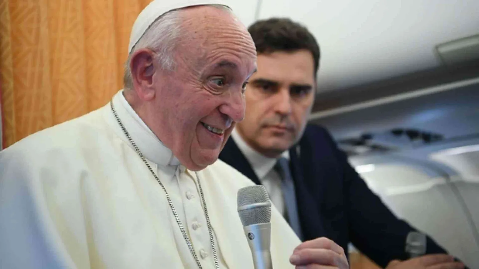 Francesco: no alla politica dell'insulto. E fa il punto sulle donne diacono