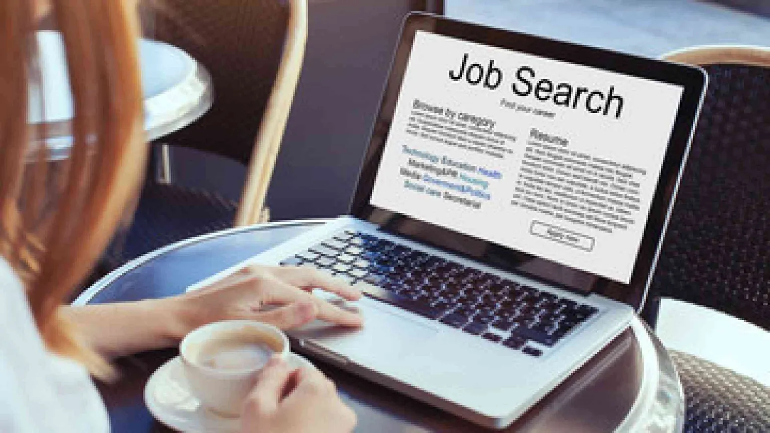 Quattro italiani su dieci cercano lavoro sui portali