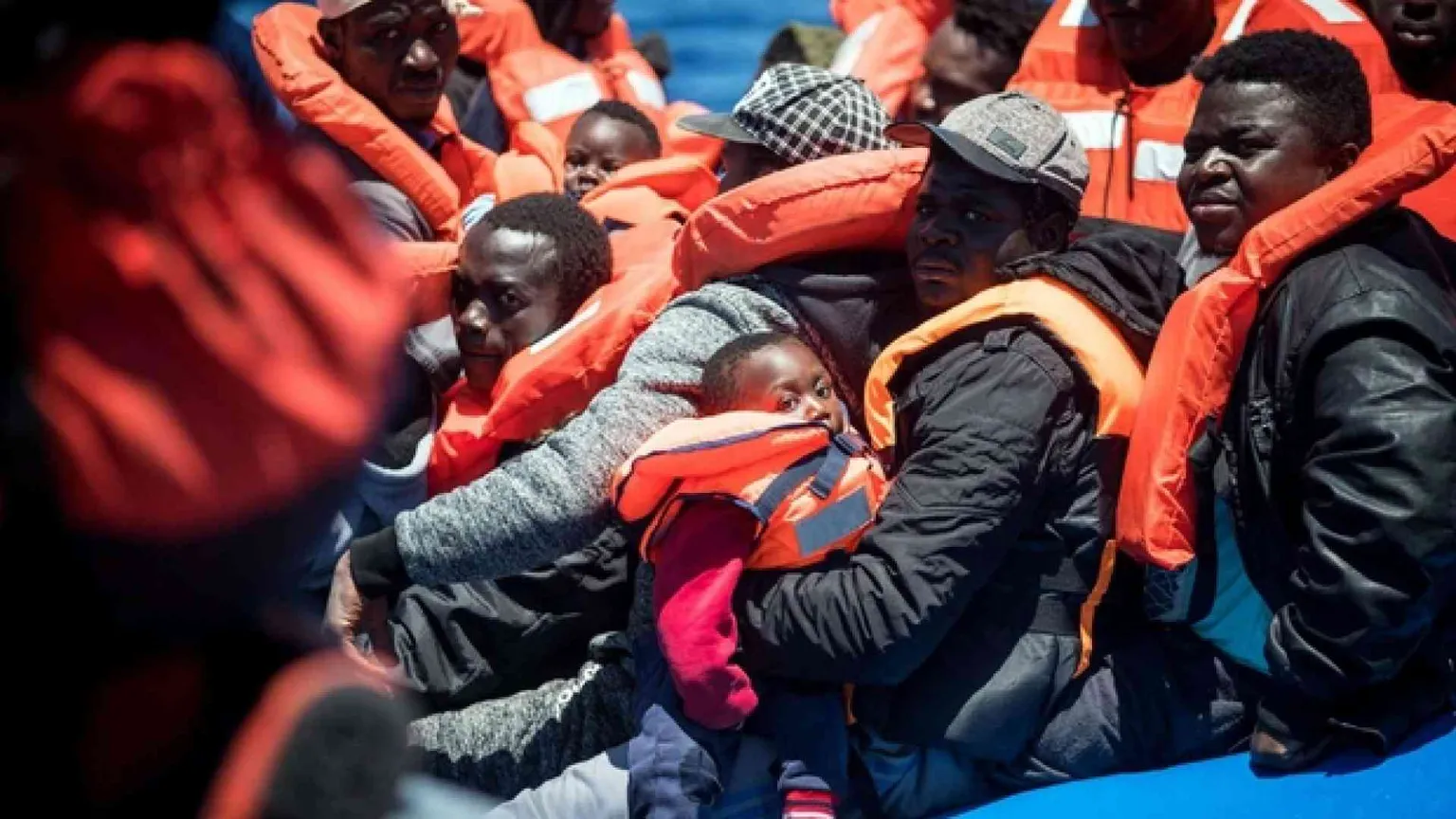 La Sea Watch: salvati 65 migranti, sono esausti. La diffida del Viminale