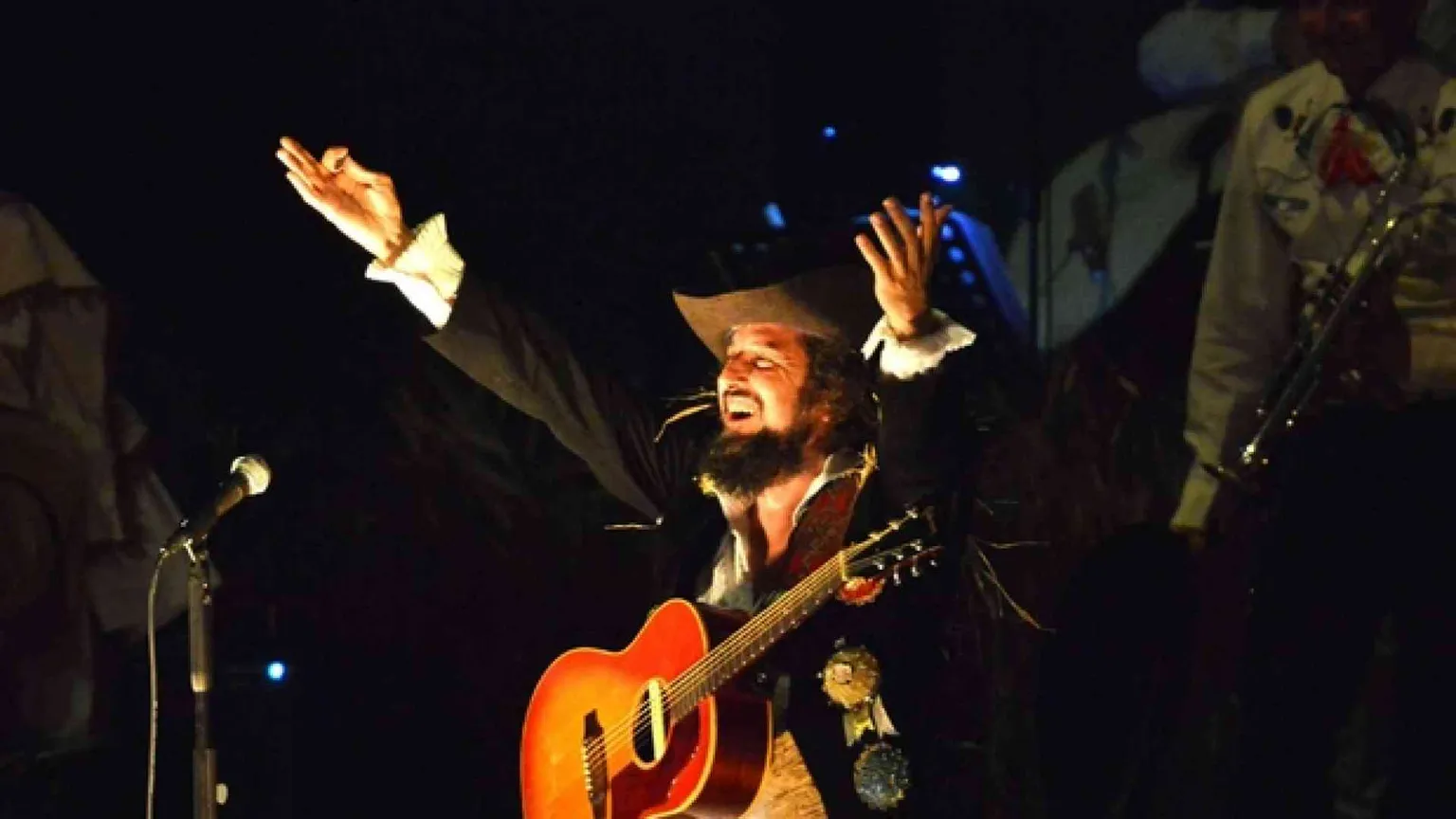 Capossela: «Canto le nuove pesti di oggi e il bisogno di sacro» (Video)