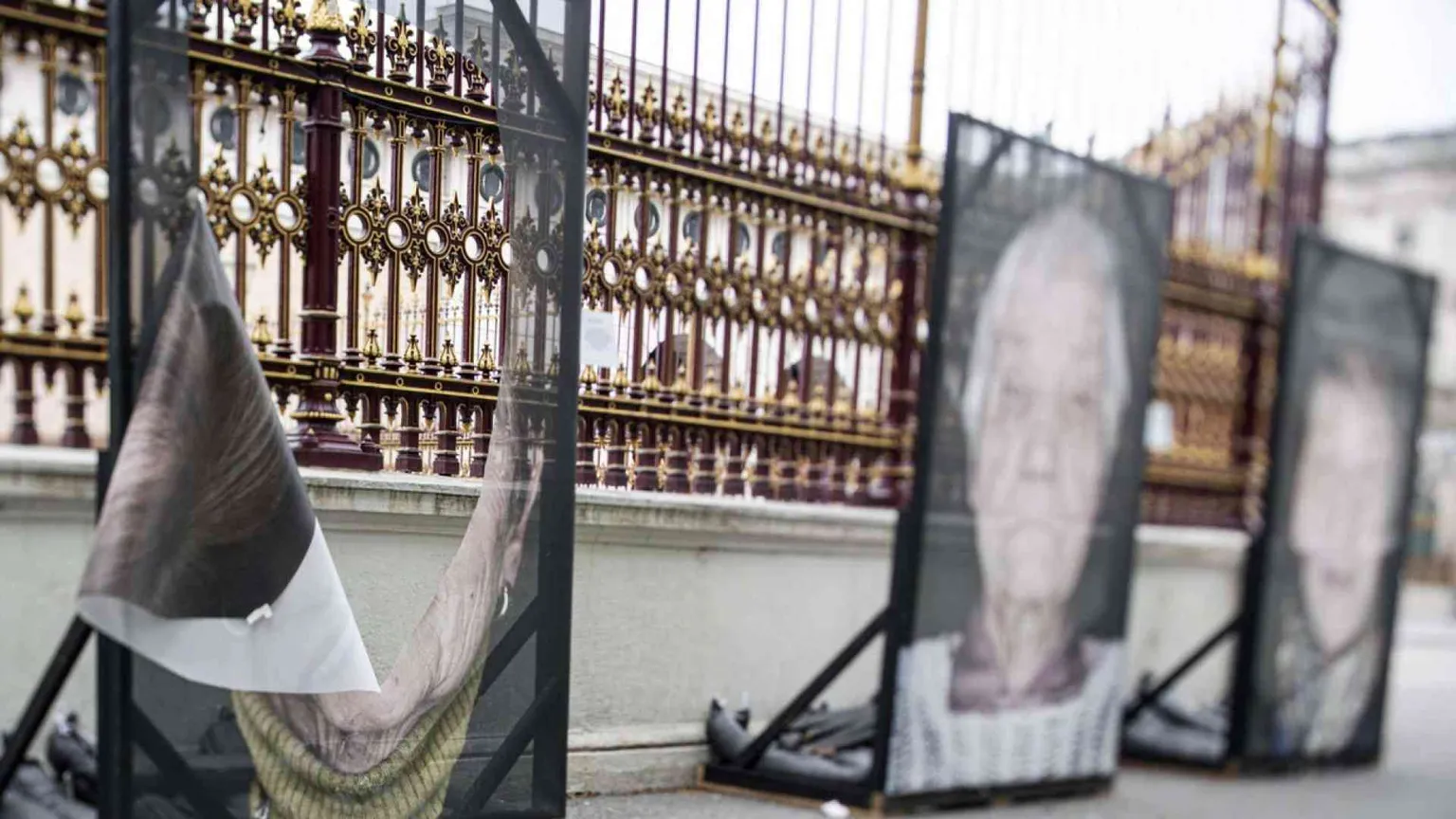 A Vienna sfregiate foto di sopravvissuti alla Shoah