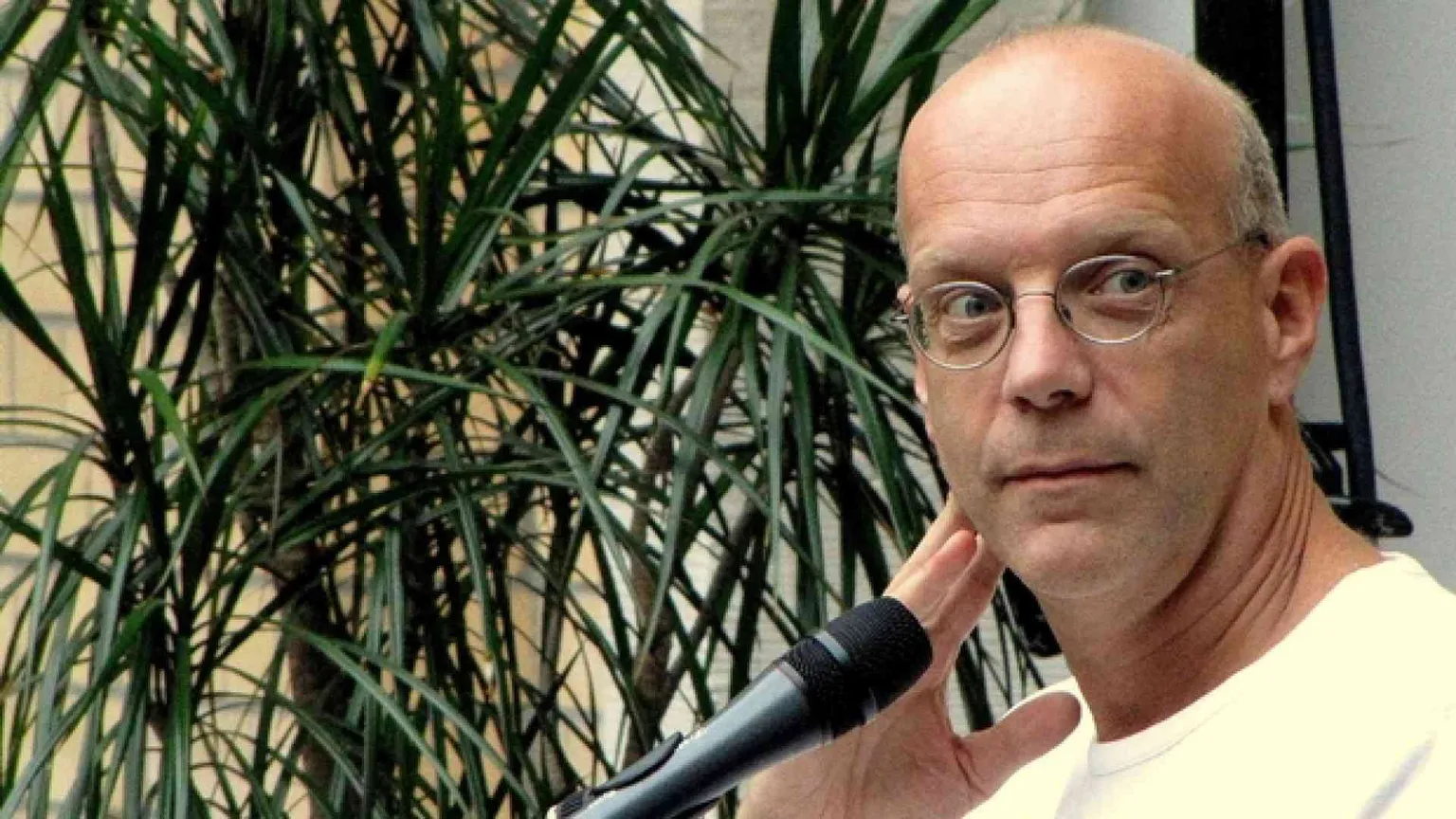 «I social ci vogliono tristi, è arrivato il tempo del cyber-risveglio»