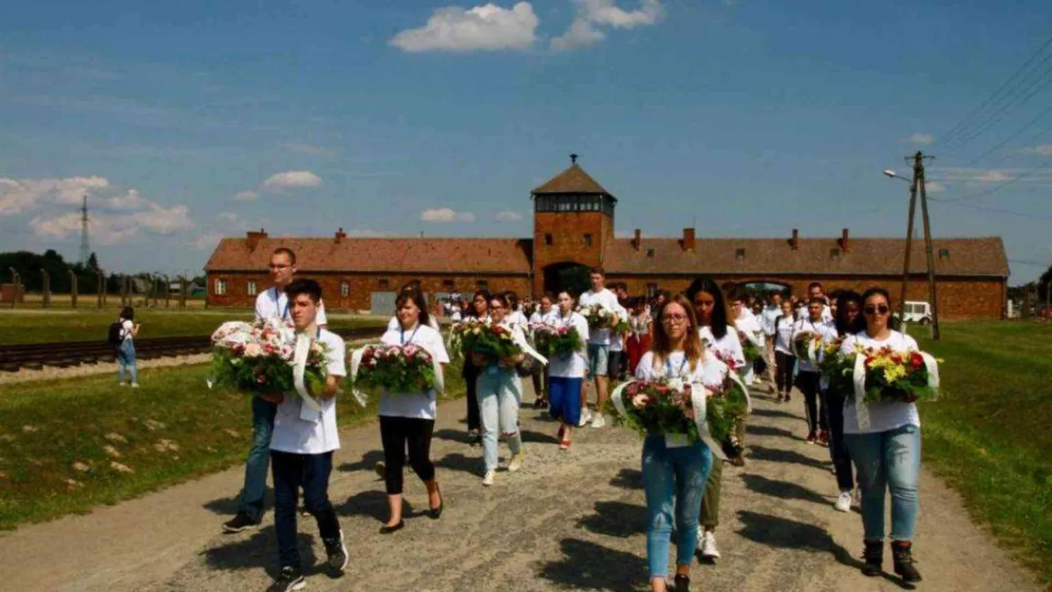 Commemorazione: 2 agosto 1944, uccisi ad Auschwitz 4.000 rom in un giorno