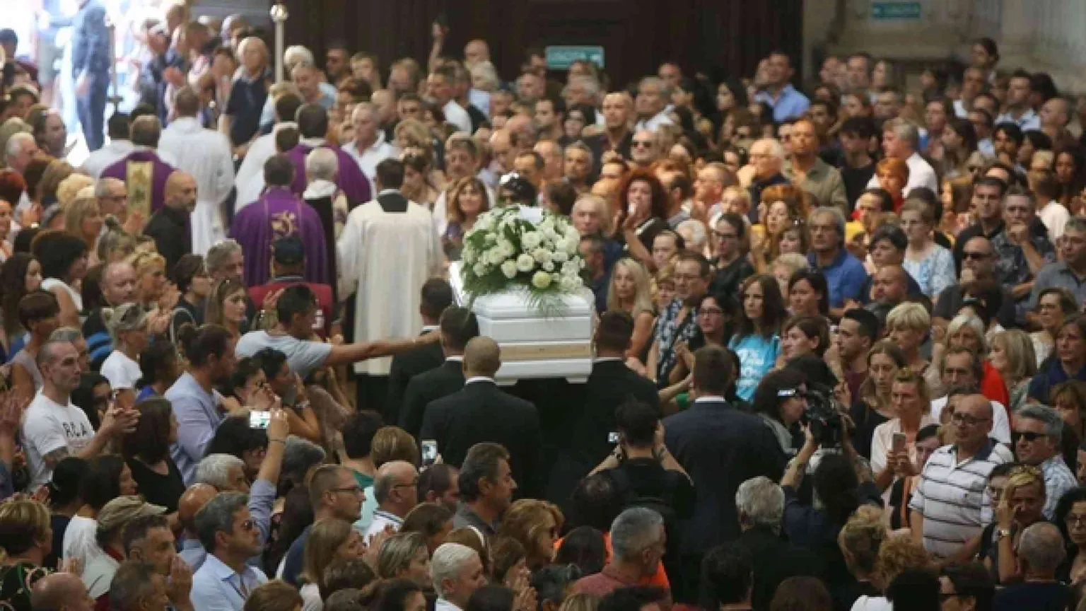L'addio a Nadia Toffa, «amata perché ha amato la verità»