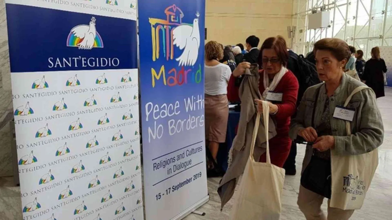Il Papa a Sant'Egidio: «Folle rifiutare l'ospitalità a chi ha bisogno»