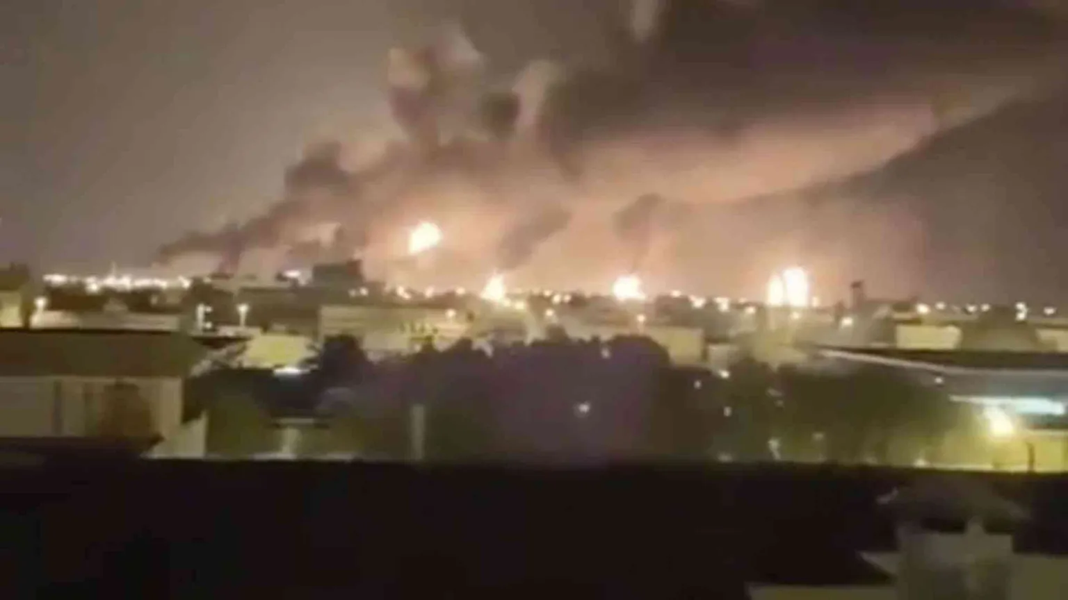 Trump accusa l'Iran dell'attacco al petrolio saudita. Dimezzata la produzione