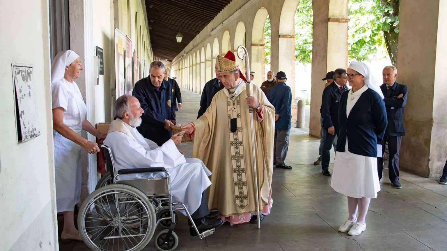 Il Papa ai preti anziani e malati: i giovani sacerdoti hanno bisogno di voi