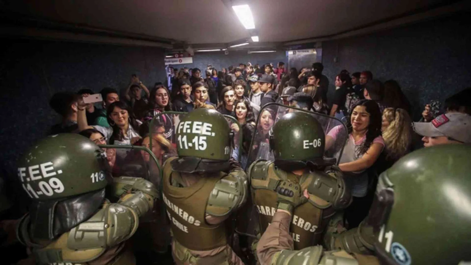 A Santiago esplode la rivolta della metro: decretato lo stato d'emergenza
