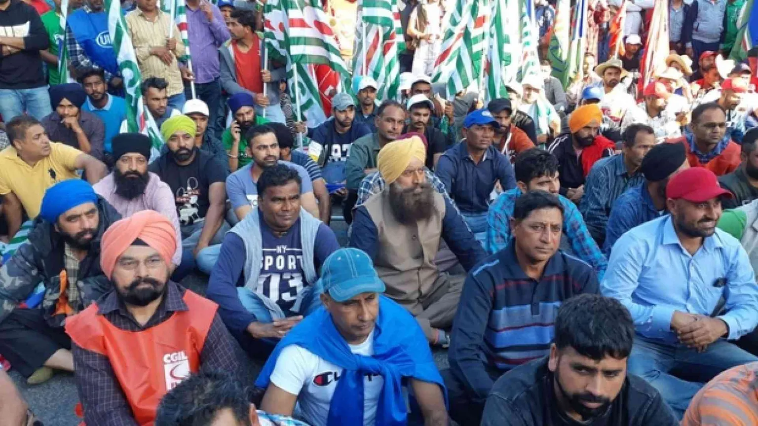 «Basta violenza e sfruttamento», braccianti sikh in sciopero