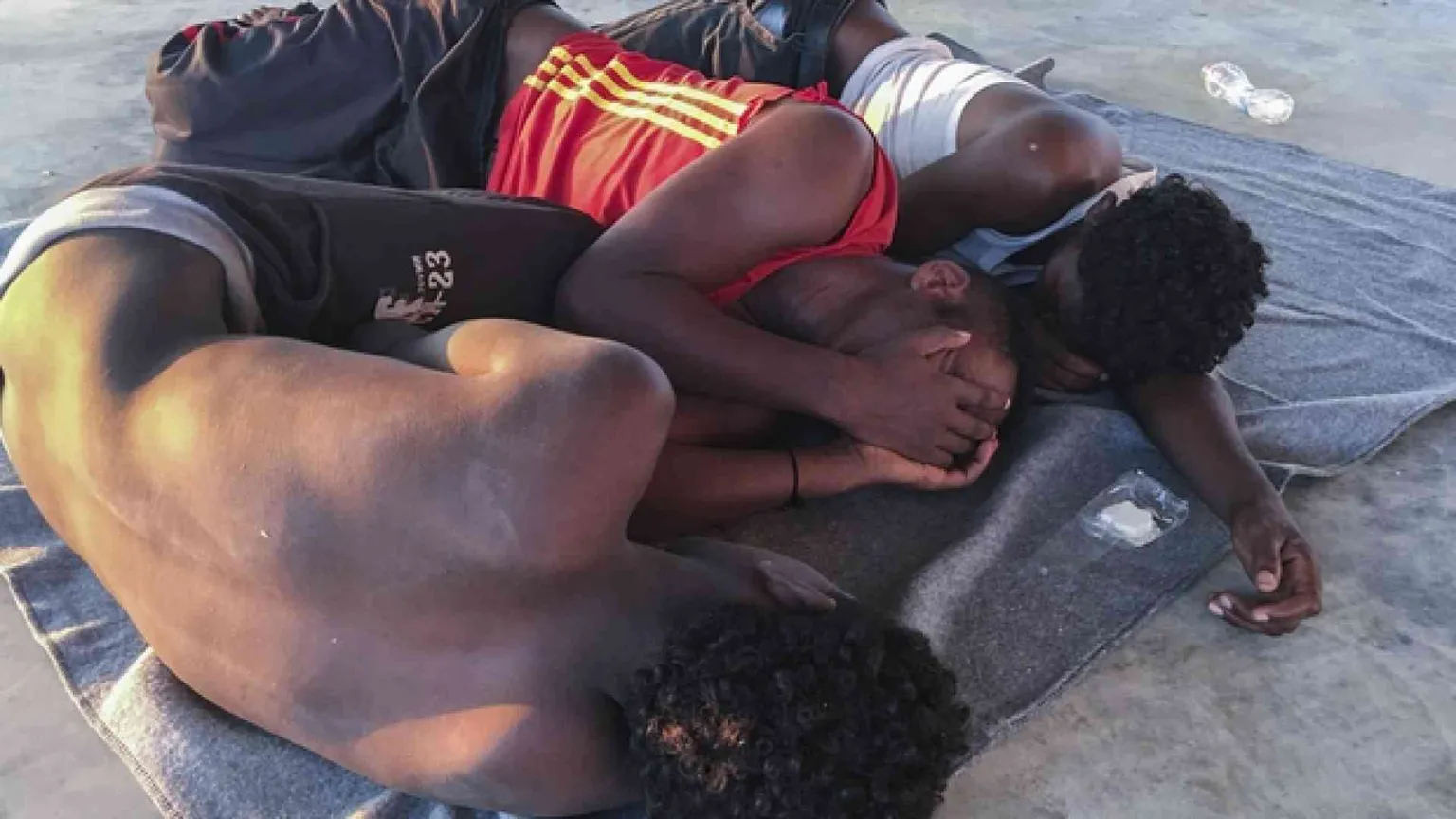 Crimini nei centri di detenzione in Libia. La Corte dell'Aja accusa i boss