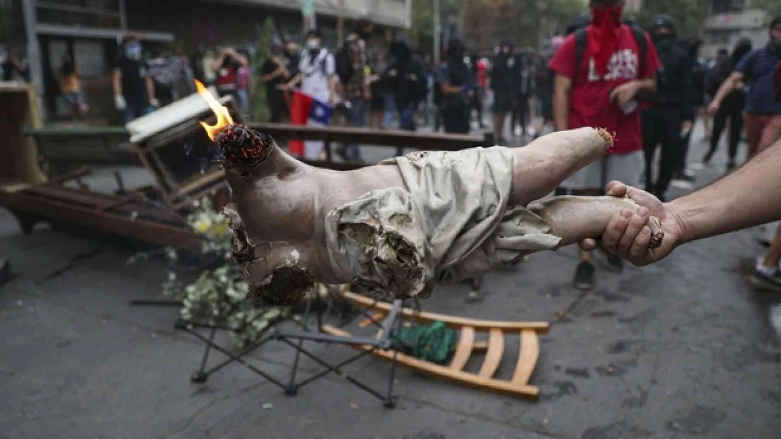 Profanata una chiesa a Santiago: bruciati statue e arredi sacri