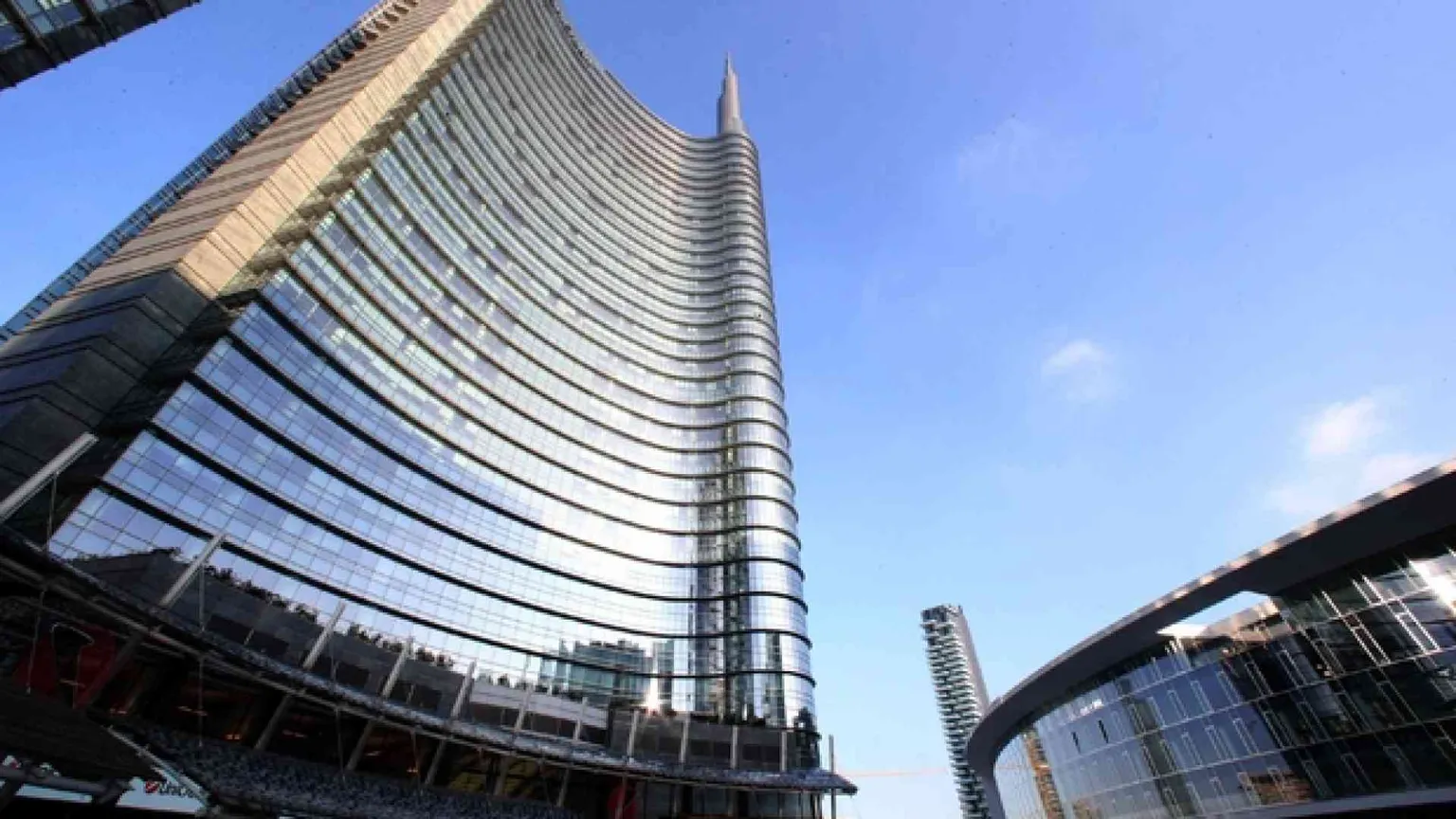 Utili in crescita ma le banche non fermano i tagli