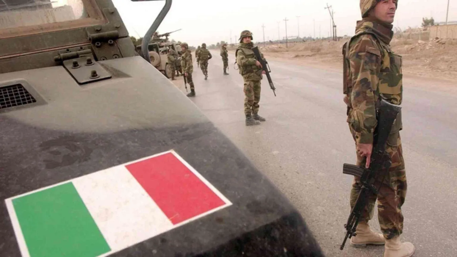 Bomba sui soldati italiani, cinque feriti. Il Daesh rivendica