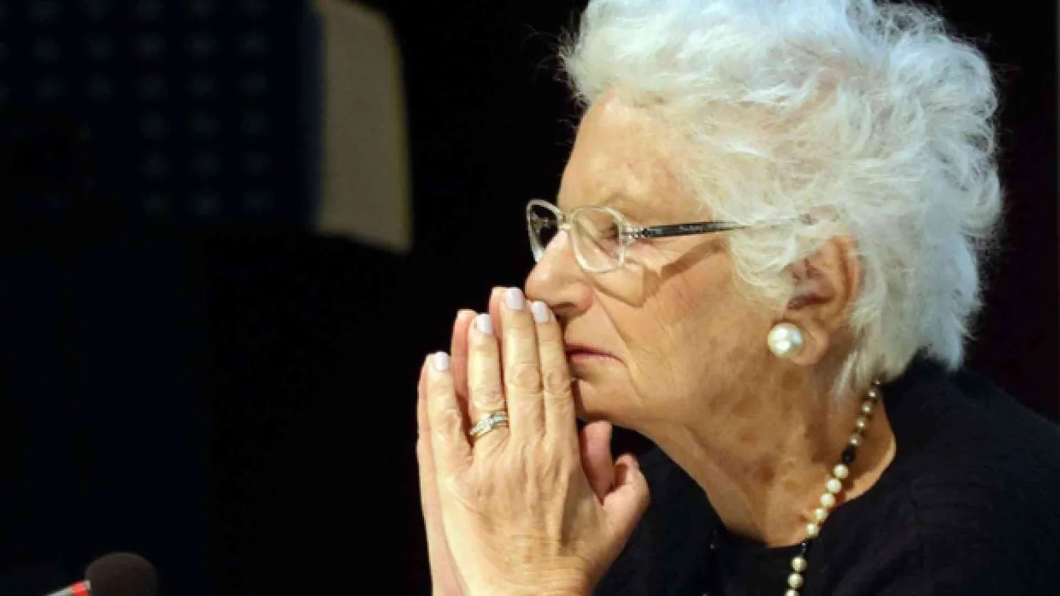 Al rispetto della memoria non servono bandierine