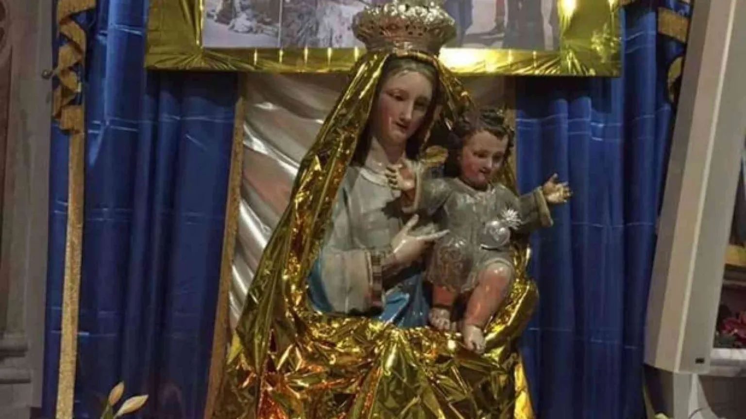Una coperta gialla per l'Immacolata, come una mamma migrante