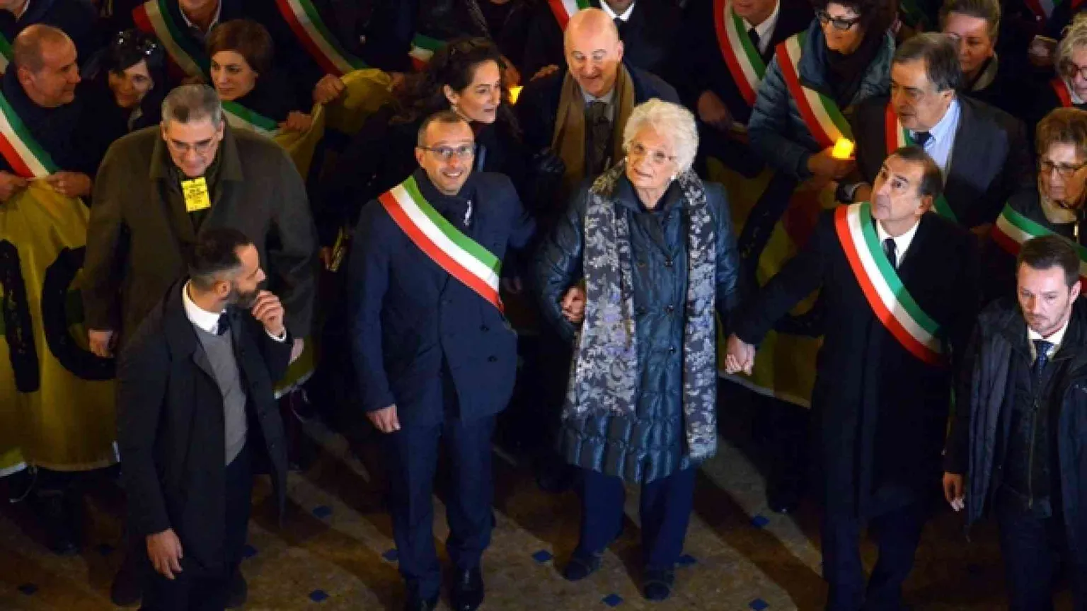 600 sindaci contro l'odio. Segre: «Ora parliamo d'amore»