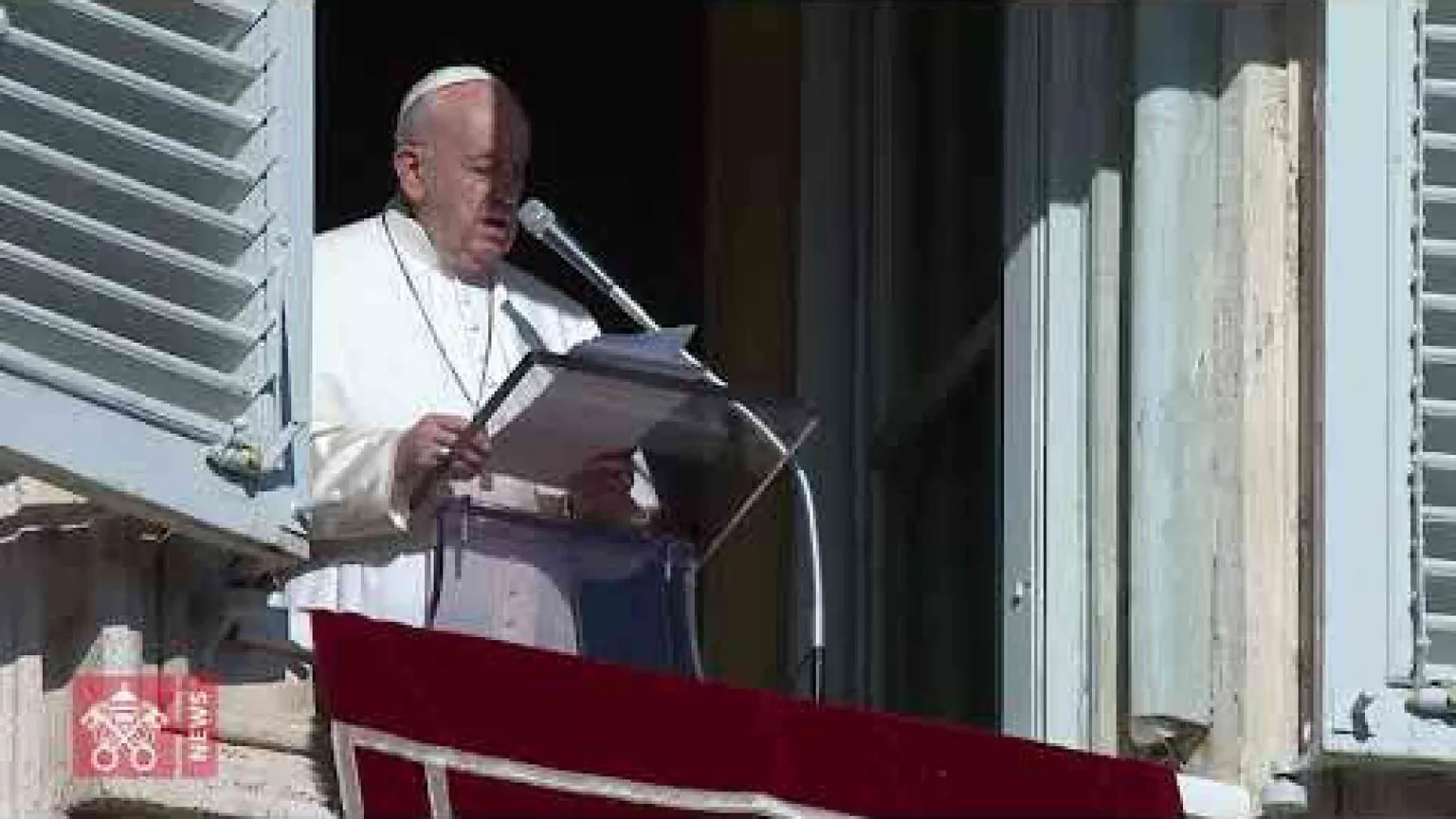 L'ultimo Angelus del 2019 dedicato alla famiglia. «Spegnete i cellulari a tavola»