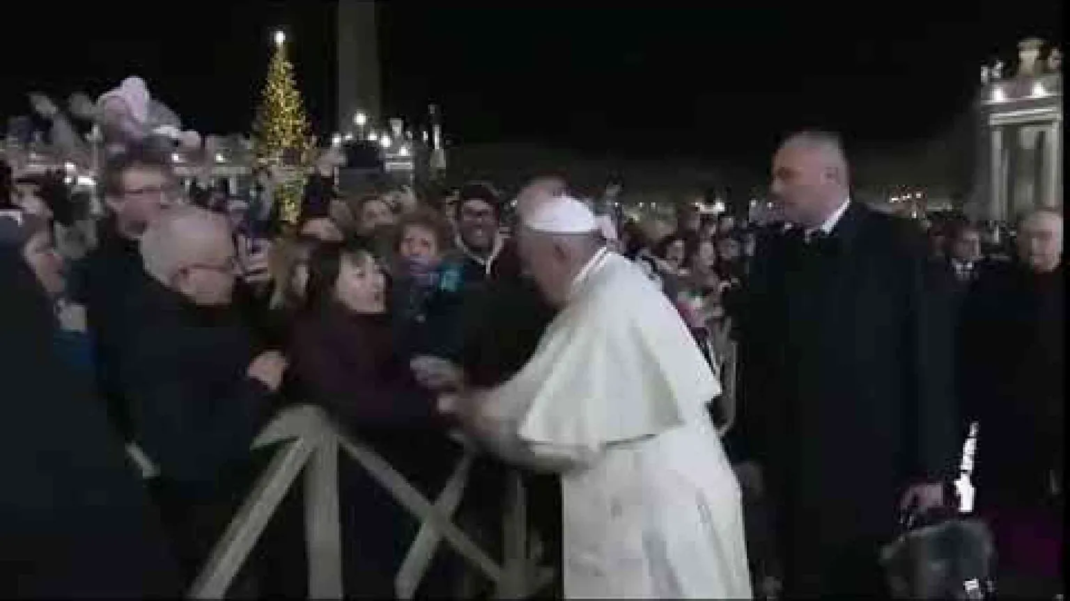 Papa Francesco strattonato perde la pazienza. E chiede scusa