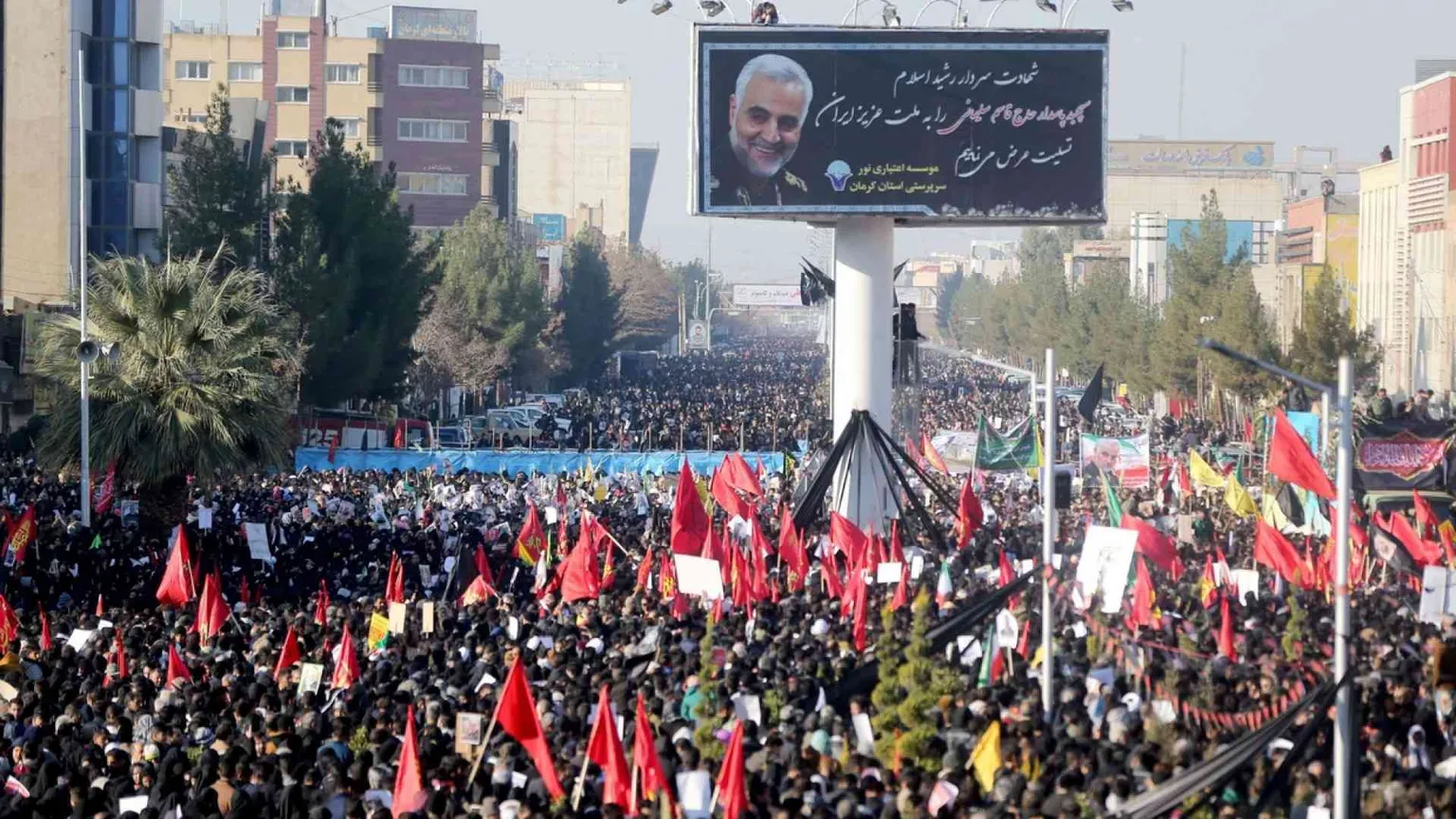 Decine di morti e centinaia di feriti nella calca per i funerali di Soleimani