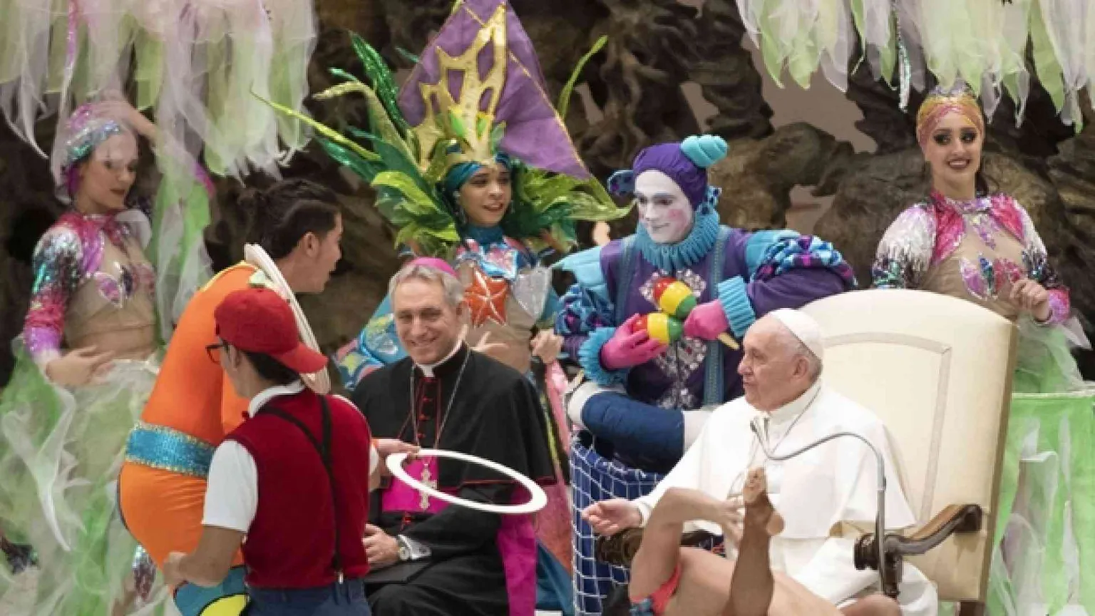 Papa Francesco giocoliere fa centro con il cerchio