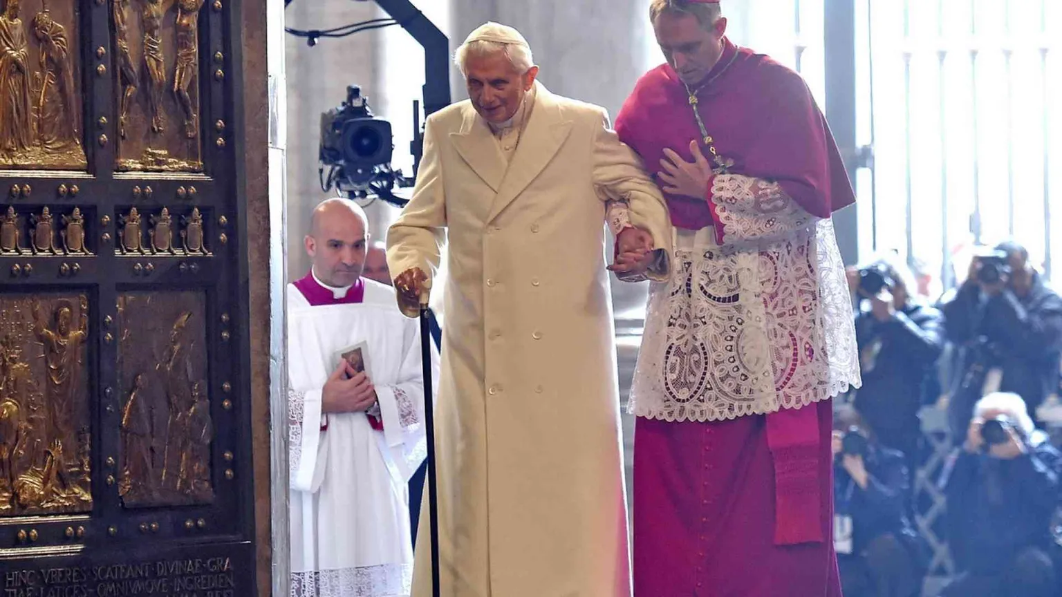 Gaenswein: «Ratzinger ritira la firma dal libro»