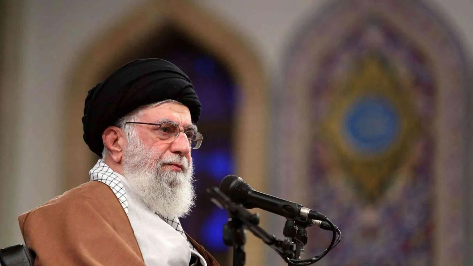 Khamenei attacca Trump: è un pagliaccio